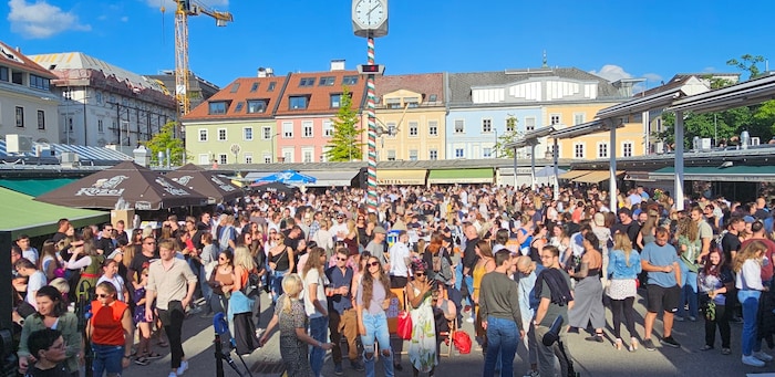 Am Klagenfurter Benediktinermarkt wird an fünf Freitagabenden gefeiert.