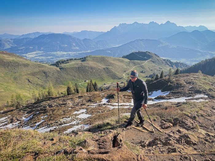 Hüttenwirt Berni Kaufmann beim Aufstieg von der Wildalm hoch über Fieberbrunn zum Wildseeloderhaus. 