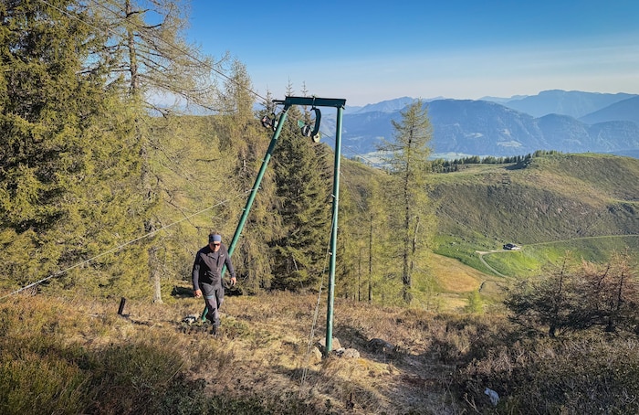 Unterwegs kontrolliert Berni regelmäßig die Stützen und Seile der Materialseilbahn. 