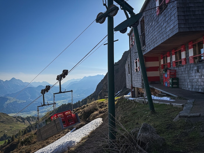 Acht Minuten dauert die Fahrt, bis eine Ladung von der Alm auf der Hütte ist. 