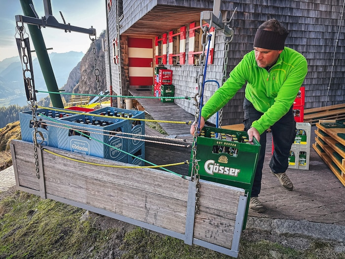 Kräftig anpacken: Kistenweise kommt das Bier auf die Schutzhütte. 
