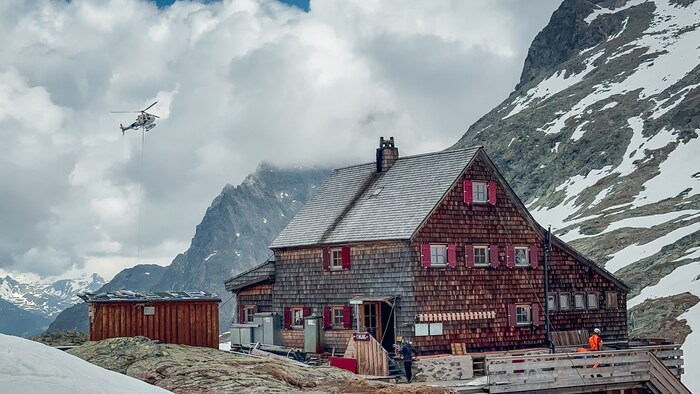 Die Adolf Nossberger Hütte in den Hohen Tauern wird mit dem Hubschrauber versorgt. 