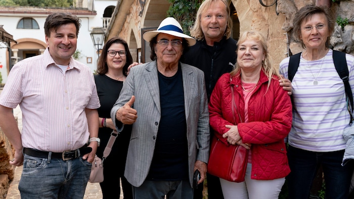Mario und Yvonne Jandl, Hausherr Al Bano, Manager Wolfgang Werner, Ulli Scherer und Romana Dollinger hatten Spaß beim Ausflug nach Süditalien, wo ihnen der Schlagerstar ungewohnte Einblicke in seinen Werdegang gewährte. Ein Wiedersehen gibt’s in Mörbisch.