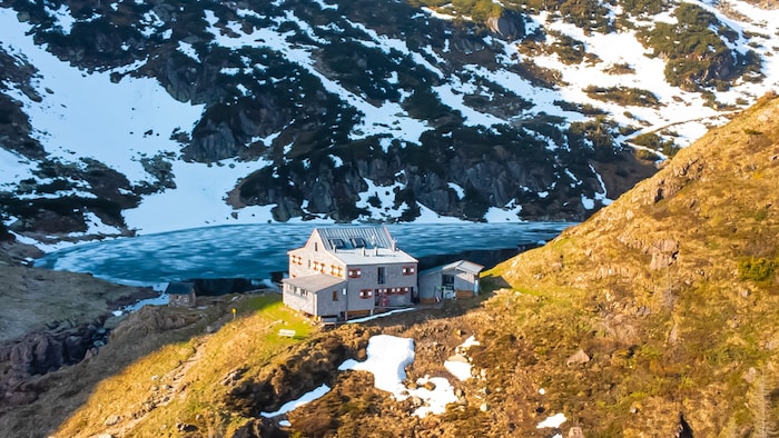 Blick auf das Wildseeloderhaus mit dem Wildsee dahinter. 