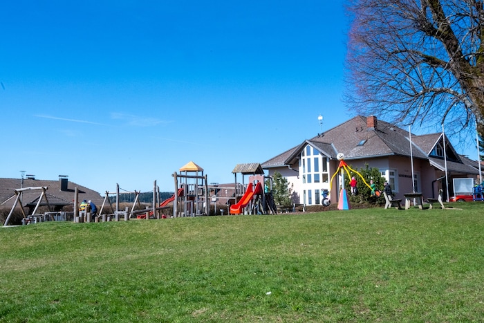 Der Spielplatz vor Volksschule und Kindergarten in Diex.