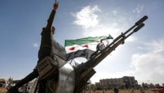 Kämpfer der islamistischen Miliz HTS hatten am 8. Dezember 2024 den langjährigen syrischen ...