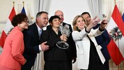 Außenministerin Beate Meinl-Reisinger knipst ein gemeinsames Selfie der Regierungsspitze mit ...