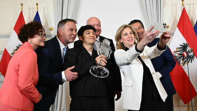 Außenministerin Beate Meinl-Reisinger knipst ein gemeinsames Selfie der Regierungsspitze mit Song-Contest-Gewinner JJ. 
