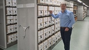 Thomas Zeloth, der Direktor des Landesarchivs, hat über 1000 Kartons von Patientenakten aus der Psychiatrie des Klagenfurter Krankenhauses im Archiv – ab dem Jahr 1850. Darin sind auch Fälle von Euthanasie und Zwangssterilisation dokumentiert. (Bild: Kogler Christina Natascha)
