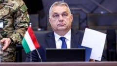 Ungarns Ministerpräsident Viktor Orbán spricht von einer „beispiellosen Negativkampagne“ gegen sein Land, auf die auch die NATO „antworten muss“. (Bild: AFP/KENZO TRIBOUILLARD)