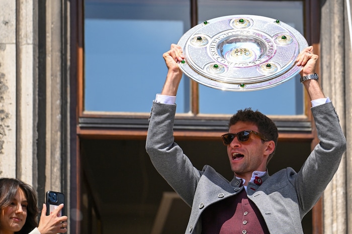 Thomas Müller bei der Meisterfeier des FC Bayern