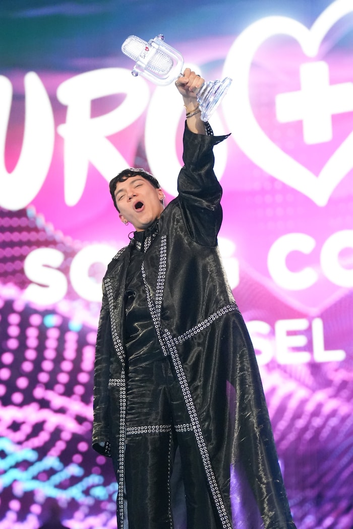 JJ jubelt auf der Bühne in Basel nach seinem sensationellen Sieg beim Eurovision Song Contest 2025