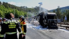 Schwere Schäden an Fahrbahn, Brücke und Leiteinrichtungen waren durch den Lkw-Brand entstanden.