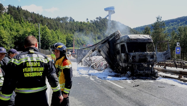 Schwere Schäden an Fahrbahn, Brücke und Leiteinrichtungen waren durch den Lkw-Brand entstanden.