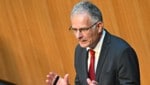 Finanzminister Markus Marterbauer (SPÖ) versucht, das Sparpaket zu erklären. (Bild: APA/HELMUT FOHRINGER)