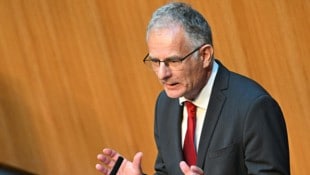 Finanzminister Markus Marterbauer (SPÖ) versucht, das Sparpaket zu erklären. (Bild: APA/HELMUT FOHRINGER)