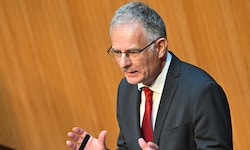 Finanzminister Markus Marterbauer (SPÖ) versucht, das Sparpaket zu erklären.