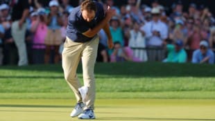 Golf-Superstar Scottie Scheffler gewann die PGA Championship mit fünf Schlägen Vorsprung. Trotzdem flog sein Kapperl und fiel auch das F-Wort. (Bild: AFP/KEVIN C. COX)
