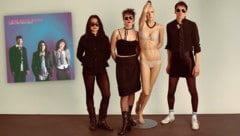Drei Künstlerinnen und ein posierendes Mannequin: Die Low Life Rich Kids starten mit dem Debüt „Lieblingslieder“ durch. (Bild: Krone KREATIV/Las Vegas Records, Nico Hafner)