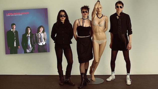 Drei Künstlerinnen und ein posierendes Mannequin: Die Low Life Rich Kids starten mit dem Debüt „Lieblingslieder“ durch.