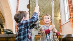 Kinder können in der City händisch die Glocken läuten und erhalten ein Diplom.  
