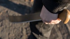 Der Mann soll mit der Waffe zunächst wild gestikuliert haben. Dann ging er damit auf die ...
