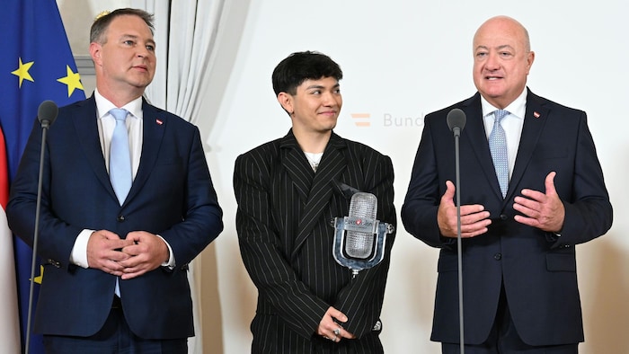 Vize-Kanzler Andreas Babler (links), Bundeskanzler Christian Stocker (rechts) mit ESC-Sieger JJ