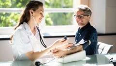 Hausärzte und Hausärztinnen kennen ihre Patienten am besten. (Bild: Andrey Popov)