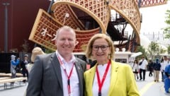 Bei der EXPO 2025 besticht der Österreich-Pavillon durch das hölzerne Notenband aus ...
