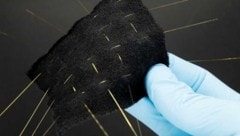 Beispiel eines smarten Textils, das mit Glasfasern durchwebt wurde. (Bild: Yingqiang Wang / ETH Zürich)
