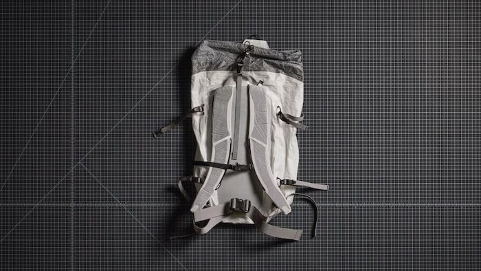 Der Alpha SL 30 von der Rückseite mit Riemen und Hüftgurt. 