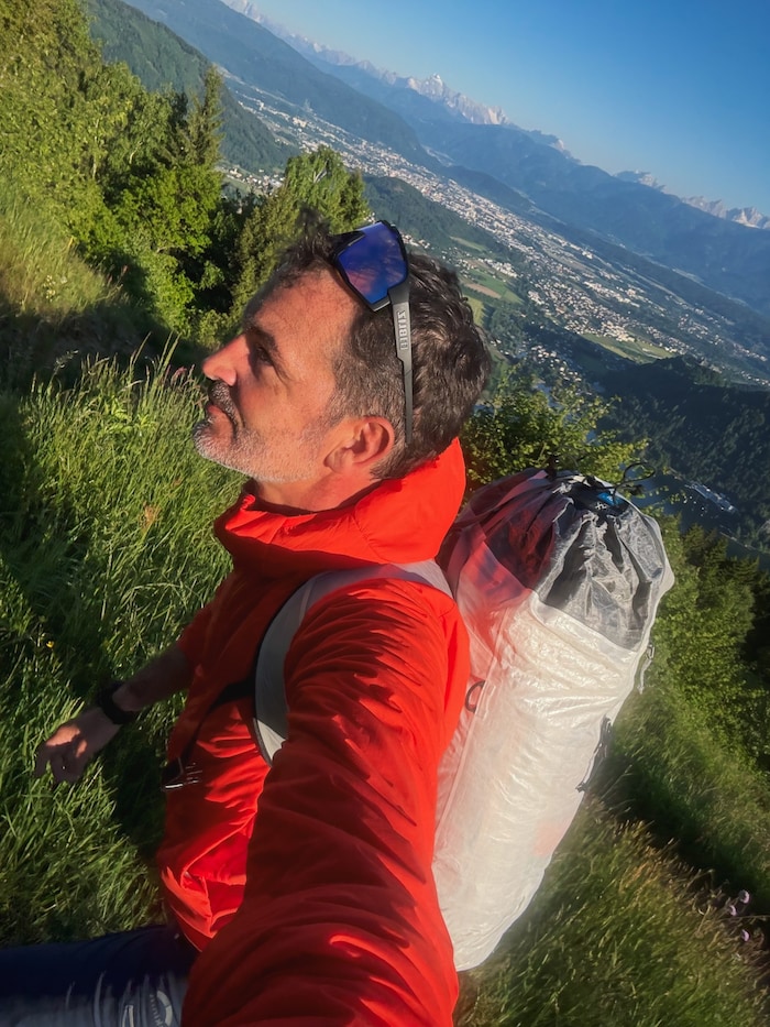 Mit der kompletten Gleitschirm-Ausrüstung im Rucksack geht es bergauf. 