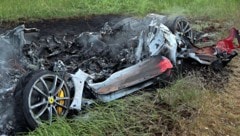 Kaum mehr zu erkennen: der ausgebrannte Ferrari.  (Bild: AOV / Pöppel)