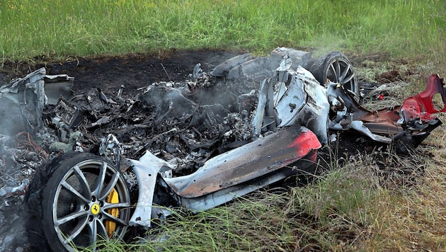 Kaum mehr zu erkennen: der ausgebrannte Ferrari. 