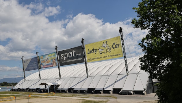 Die Halle am Schwarzlsee sei laut Hausherr und Veranstalter Klaus Leutgeb prädestiniert für die Austragung des Song Contests.