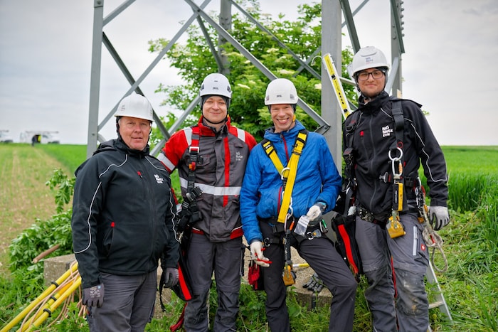 Falkenfreunde von Netz NÖ: Neuditschko , Tobias Artner und Dominik Fasching mit dem Ökologen Richard Zink (2. v. rechts)