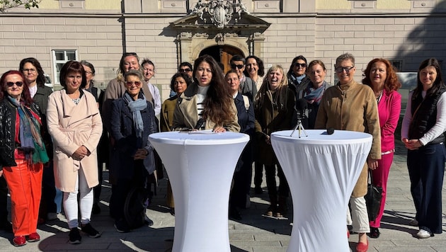 Frauen aus Politik und Vereinen unterstützen die Aktivistin Didem Wenger (Mitte). Sie bildeten am Montag vor dem Linzer Landhaus eine gemeinsame Front für eine Gewaltschutzambulanz und hatten Erfolg.