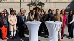 Frauen aus Politik und Vereinen unterstützen die Aktivistin Didem Wenger (Mitte). Sie bildeten am Montag vor dem Linzer Landhaus eine gemeinsame Front für eine Gewaltschutzambulanz und hatten Erfolg. (Bild: Gantner Christoph)