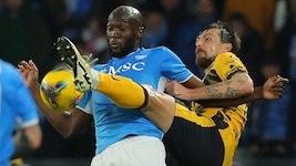 Napolis Romelu Lukaku (l.) und Inters Francesco Acerbi könnten sich am nächsten Montag in einem ...