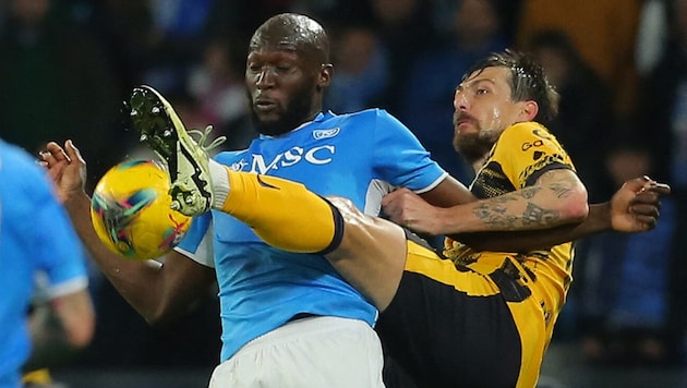 Napolis Romelu Lukaku (l.) und Inters Francesco Acerbi könnten sich am nächsten Montag in einem Entscheidungsspiel gegenüberstehen.