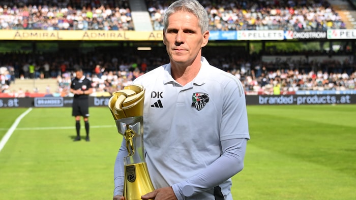 WAC-Trainer Didi Kühbauer wurde vorm Austria-Spiel als Trainer des Jahres geehrt.