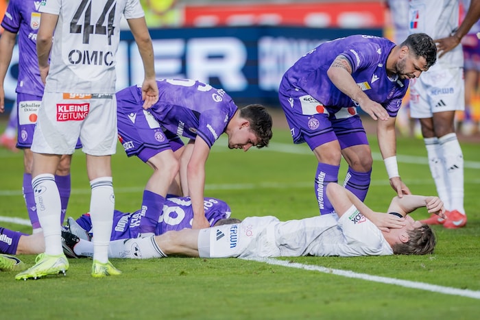 Autsch! WAC-„Turm“ Simon Piesinger brach sich vorm 0:2 die Augenhöhle und den Kiefer.