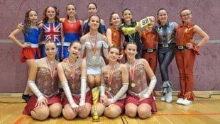Strahlende Gesichter und glänzende Medaillen: Die Hot Rock Dancers waren zufrieden. (Bild: Hot Rock Dancers)