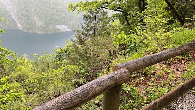 Hinter dem Holzgeländer geht es teil bergab