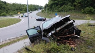 Der deutsche Mietwagen ist nach der Wahnsinnsflucht ein Fall für den Schrottplatz (Bild: Pressefoto Scharinger/Daniel Scharinger)