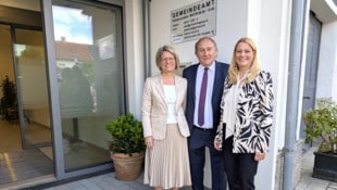 Bezirkshauptfrau Ulrike Zschech, Bürgermeister Werner Friedl und Landesrätin Daniela Winkler. „Ein gelungenes Beispiel für nachhaltige Gemeindeentwicklung“, so Winkler. (Bild: Büro Winkler/ Dorothea Müllner-Frühwirth)