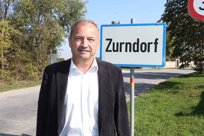 Werner Falb-Meixner sieht den Neubau des Gemeindeamtes mit kritischen Augen.