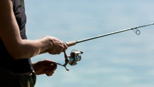 Der Angler (Symbolbild) kam mit der geringsten Strafe davon, zwei weitere Angeklagte müssen mehr ...