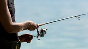 Der Angler (Symbolbild) kam mit der geringsten Strafe davon, zwei weitere Angeklagte müssen mehr ...