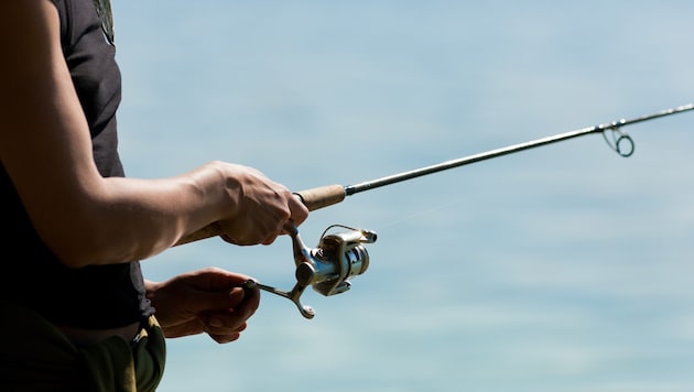 Der Angler (Symbolbild) kam mit der geringsten Strafe davon, zwei weitere Angeklagte müssen mehr zahlen.